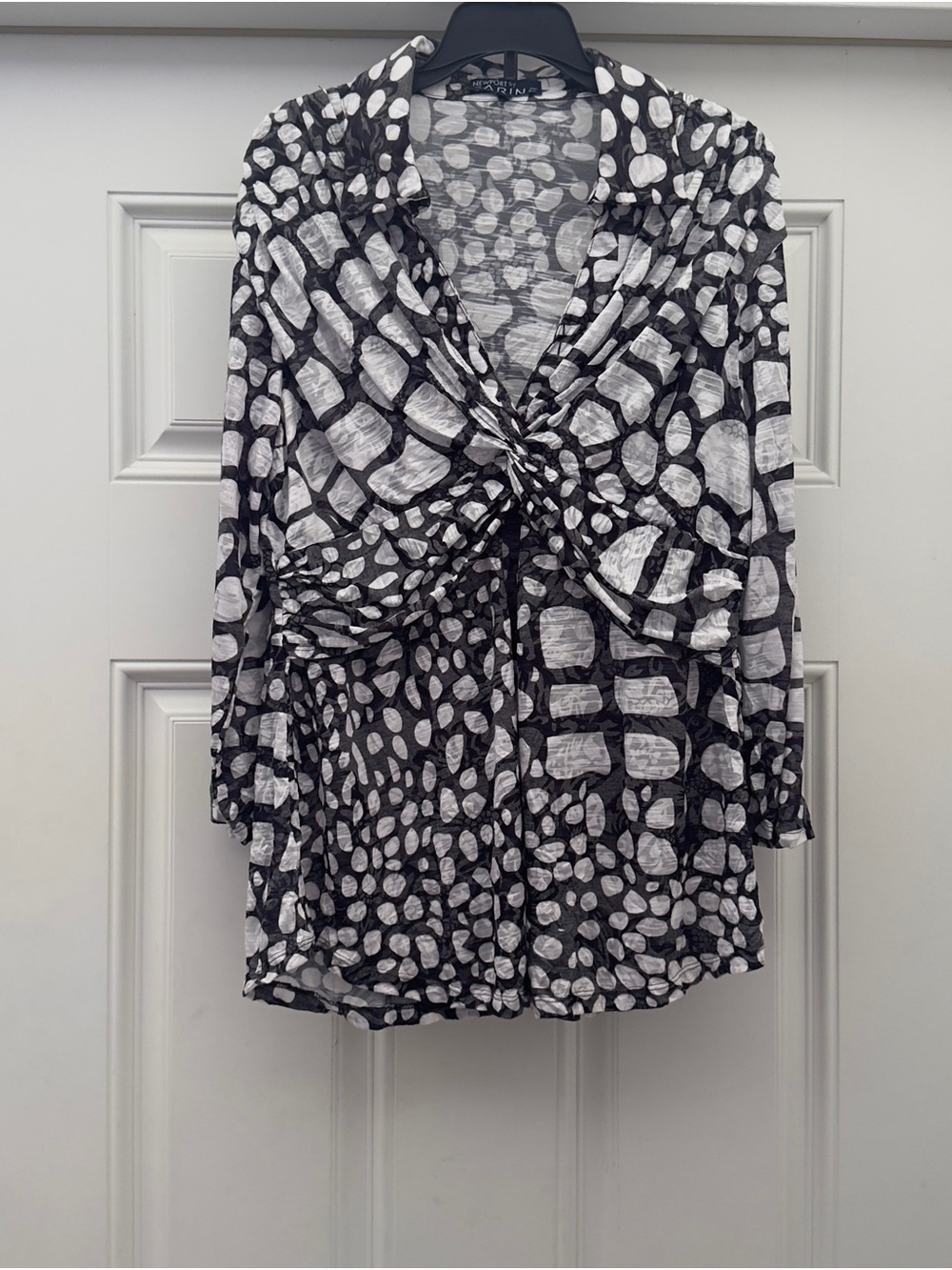 Newport by Carine Women’s Black & White Knot-Front Blouse Medium